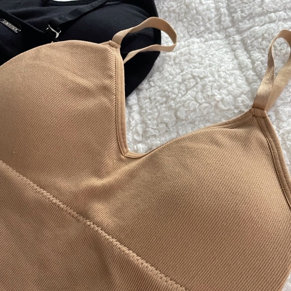 2 built in bra crops, size m - Picture 2 of 4